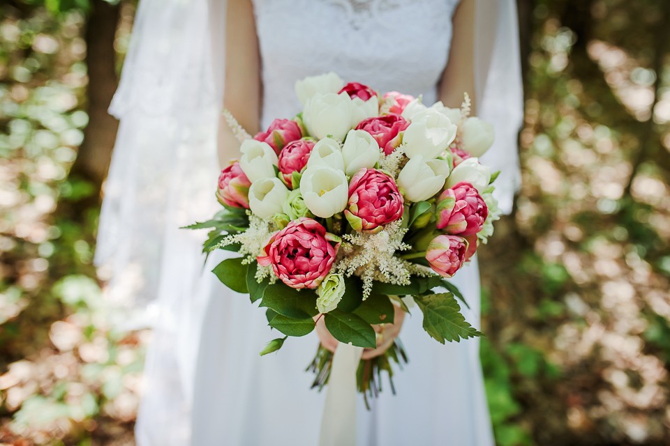 svadobná kytica biele a ružové tulipány